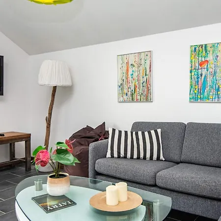 6 Person In Nyaraló *